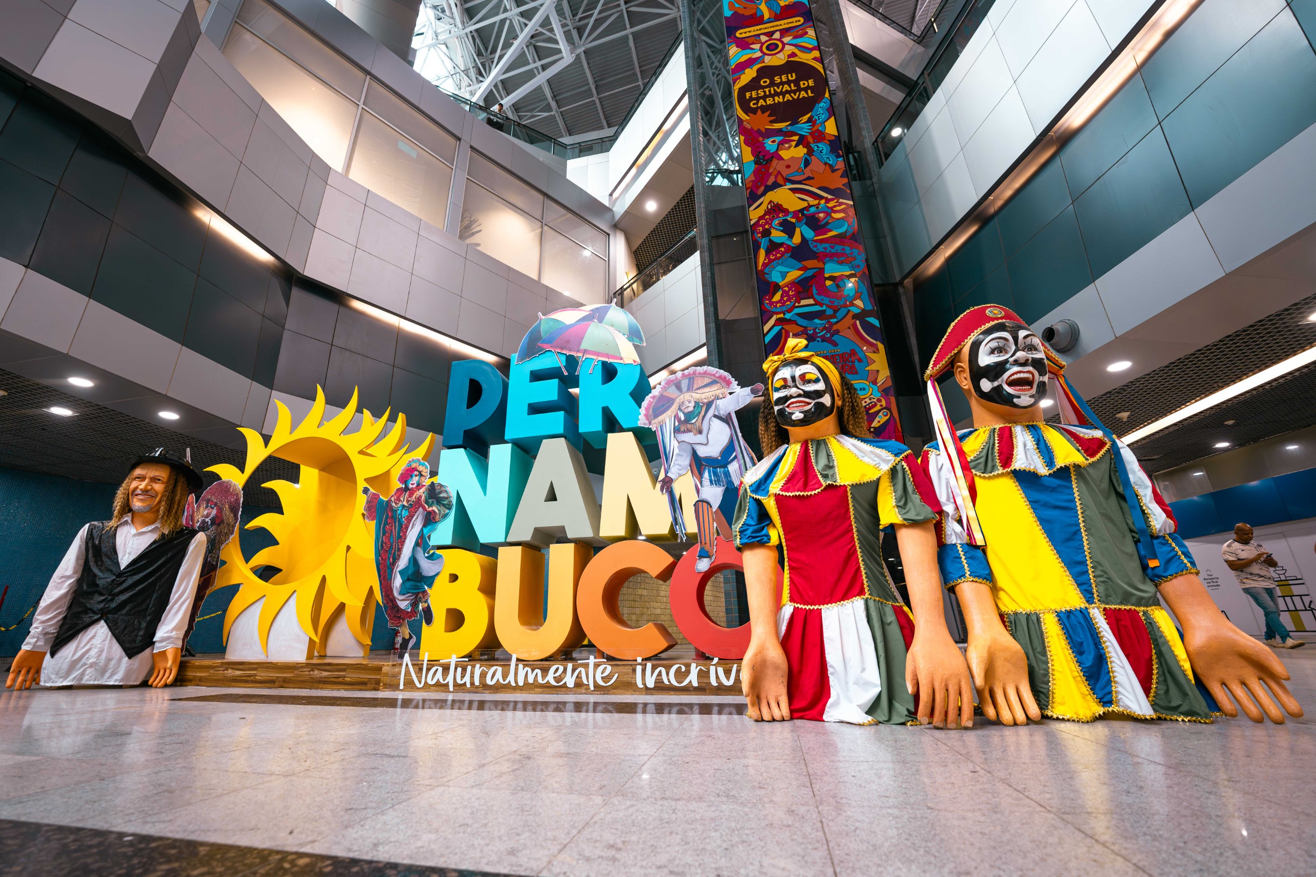 Diversos símbolos carnavalescos foram inseridos no saguão do aeroporto/Foto: Divulgação Diversos símbolos carnavalescos foram inseridos no saguão do aeroporto/Foto: Divulgação