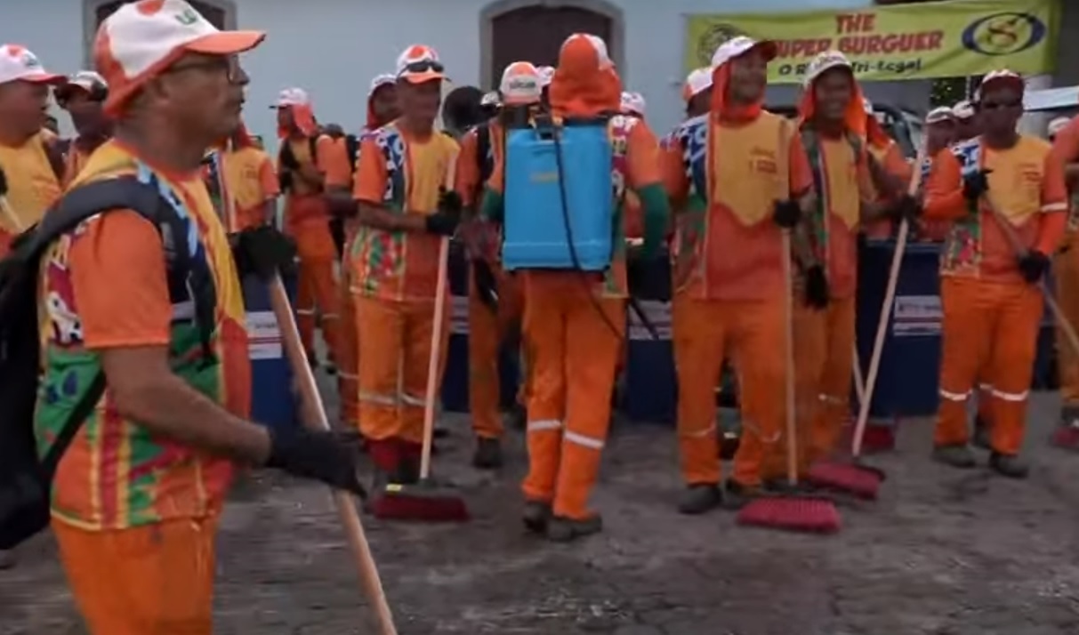 Garis foram para as ruas de Olinda deixar a cidade pronta para a folia/Reprodução/Redes Sociais Garis foram para as ruas de Olinda deixar a cidade pronta para a folia/Reprodução/Redes Sociais