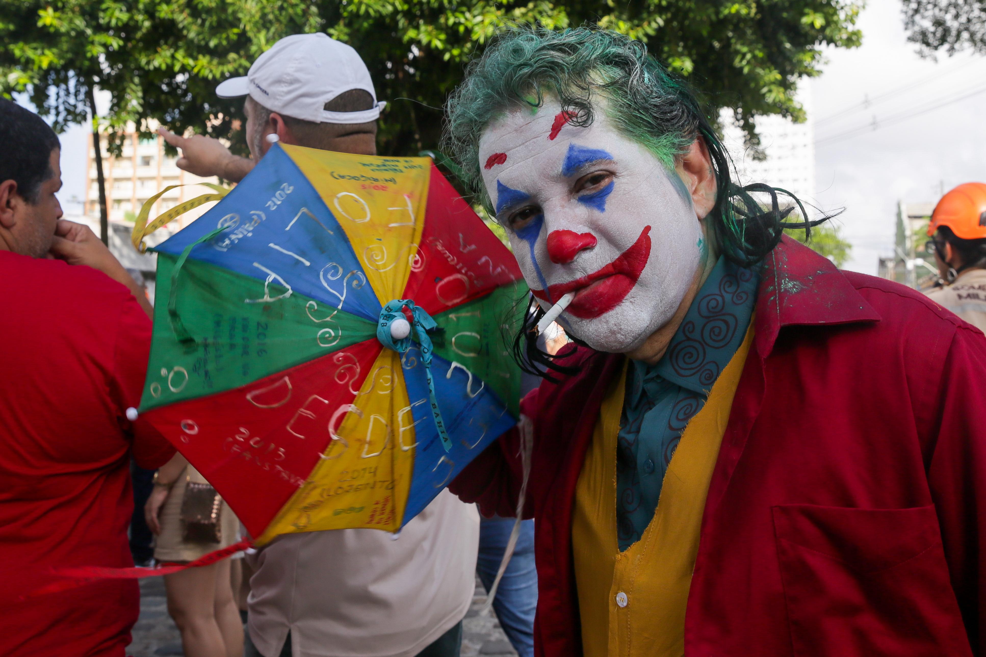 mascarados deram uma chegada ao café da manhã do galo/Foto: Rafael Vieira/DP mascarados deram uma chegada ao café da manhã do galo/Foto: Rafael Vieira/DP