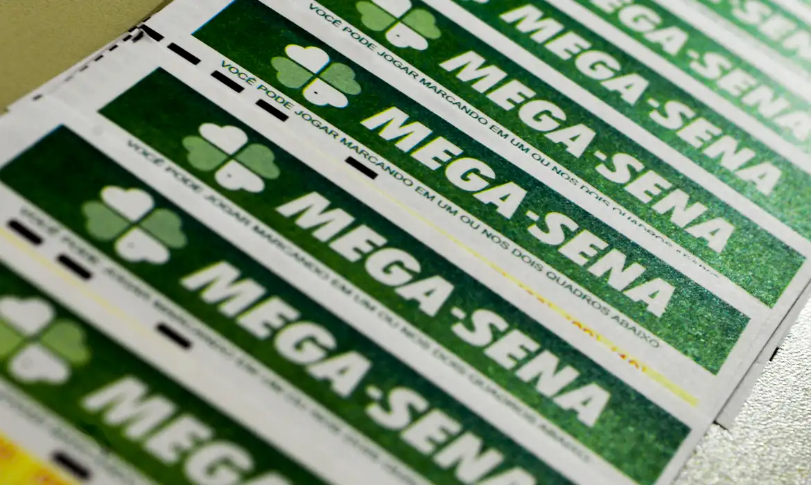 Para concorrer, é necessário pagar ao menos R$ 5, valor correspondente a uma aposta de seis números/Foto: Marcello Casal Jr/Agência Brasil Para concorrer, é necessário pagar ao menos R$ 5, valor correspondente a uma aposta de seis números/Foto: Marcello Casal Jr/Agência Brasil
