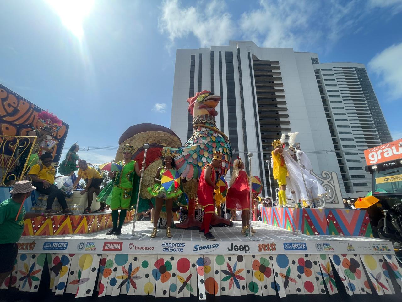 Primeiro carro aleg&oacute;rico partiu para o desfile do Galo/Foto: Romulo Chico/DP