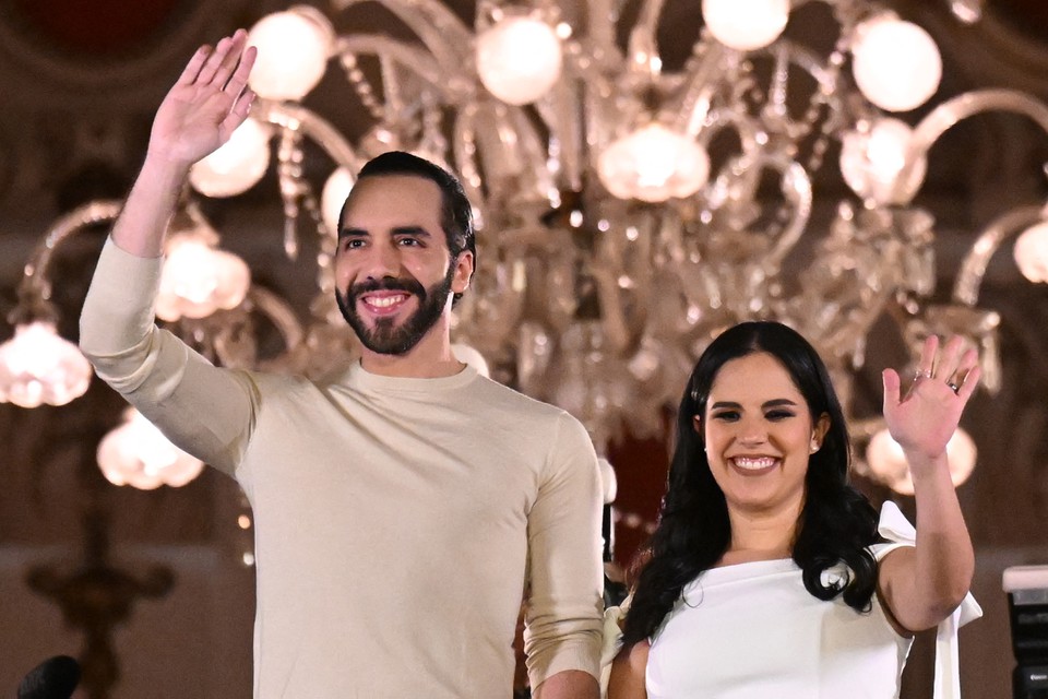 Foto: MARVIN RECINOS / AFP/Nayib Bukele e sua esposa após as eleições presidenciais de El Salvador Foto: MARVIN RECINOS / AFP/Nayib Bukele e sua esposa após as eleições presidenciais de El Salvador