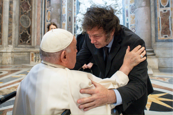 Em 2023 Milei teria dito que o papa é ''o representante do maligno na Terra, ocupando o trono da casa de Deus''./Crédito: HANDOUT / VATICAN MEDIA / AFP Em 2023 Milei teria dito que o papa é ''o representante do maligno na Terra, ocupando o trono da casa de Deus''./Crédito: HANDOUT / VATICAN MEDIA / AFP