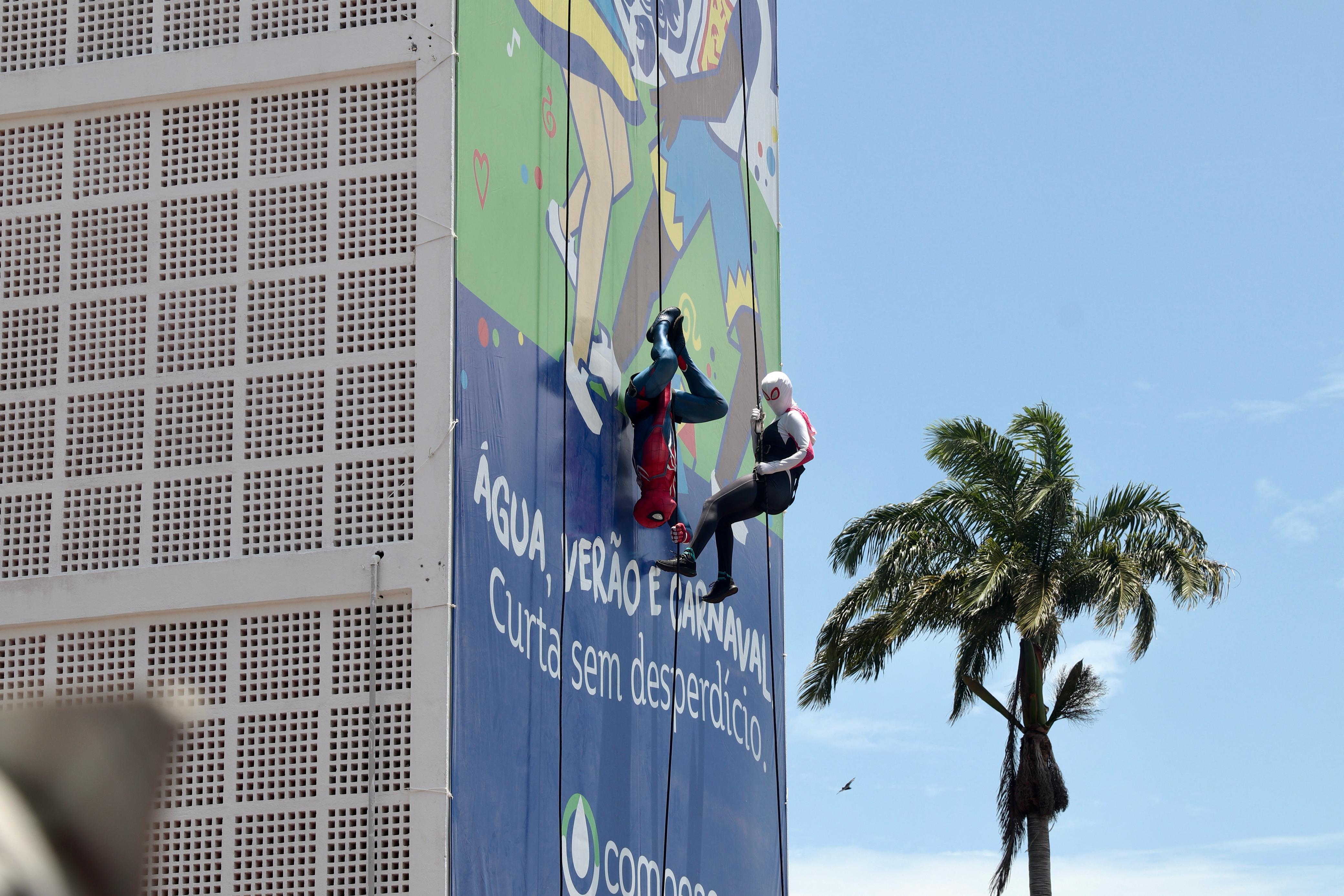 A tradicional escalada do Homem-Aranha no prédio da Compesa no Alto da Sé, em Olinda/Crédito: Ruan Pablo A tradicional escalada do Homem-Aranha no prédio da Compesa no Alto da Sé, em Olinda/Crédito: Ruan Pablo