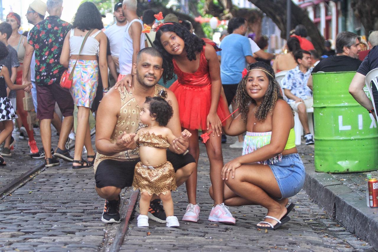 Janailson e Jéssica, casal recifense, levaram a filha de um ano e três meses para curtir a folia do Recife Antigo/Foto: Rômulo Chico/DP Janailson e Jéssica, casal recifense, levaram a filha de um ano e três meses para curtir a folia do Recife Antigo/Foto: Rômulo Chico/DP