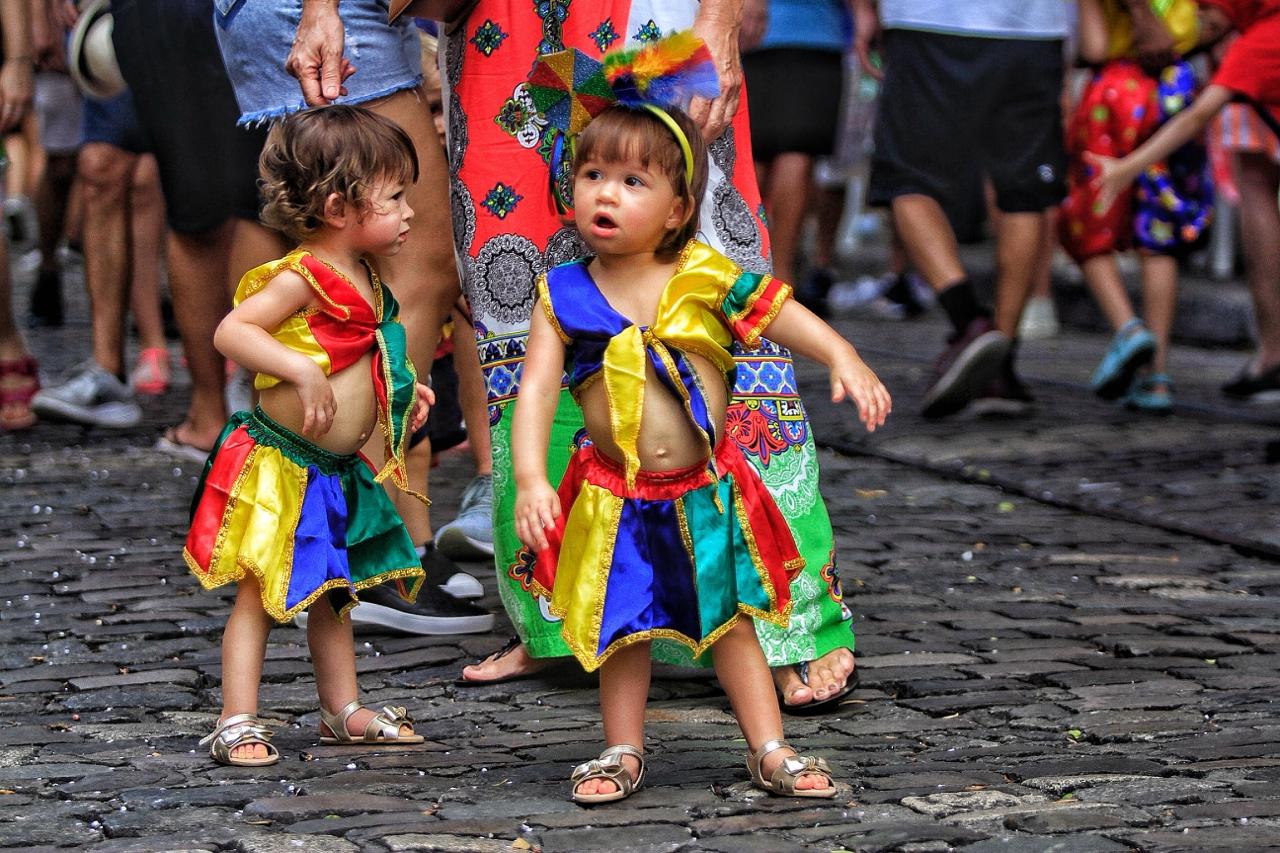 As gêmeas Maria Luisa e Helena aproveitam a folia do carnaval 
