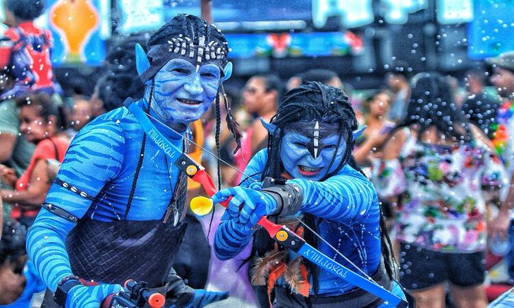 Fantasiados de Avatar, um casal de recifenses curtiam a festa e falaram como estava a sensação de brincar o carnaval