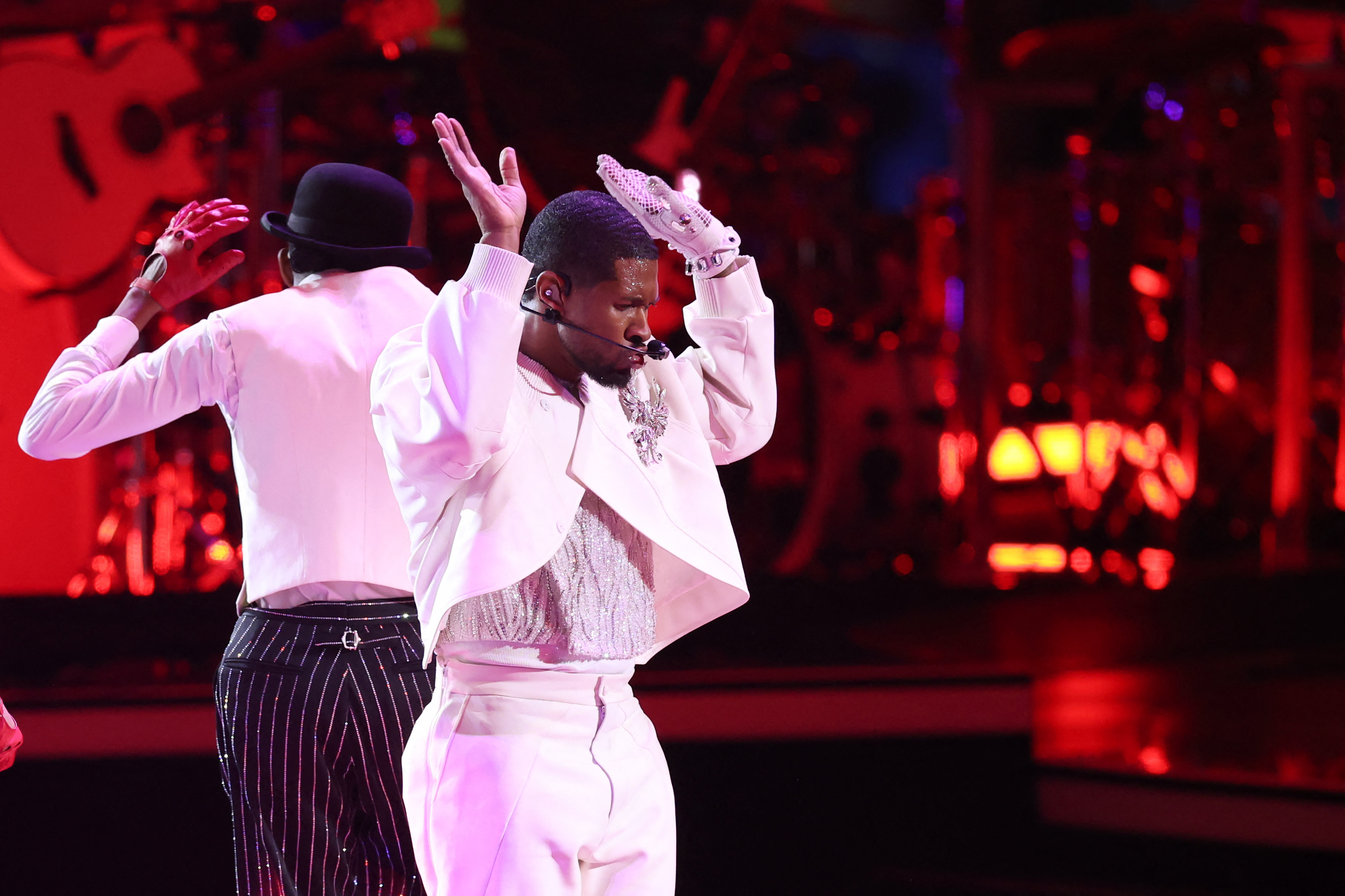 Usher estrelou o show de intervalo do Super Bowl no domingo (11)/Foto: STEPH CHAMBERS / GETTY IMAGES NORTH AMERICA / GETTY IMAGES VIA AFP