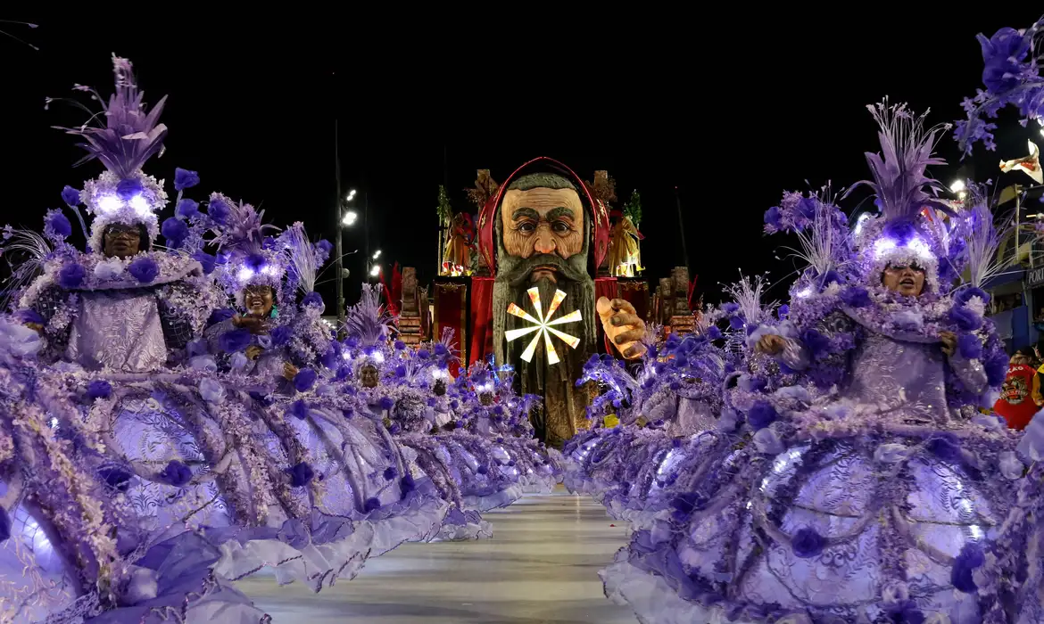 Primeiro dia de desfiles do Grupo Especial no Sambódromo do Rio de Janeiro encheu de cores a Marquês de Sapucaí/Foto: Tânia Rêgo/Agência Brasil