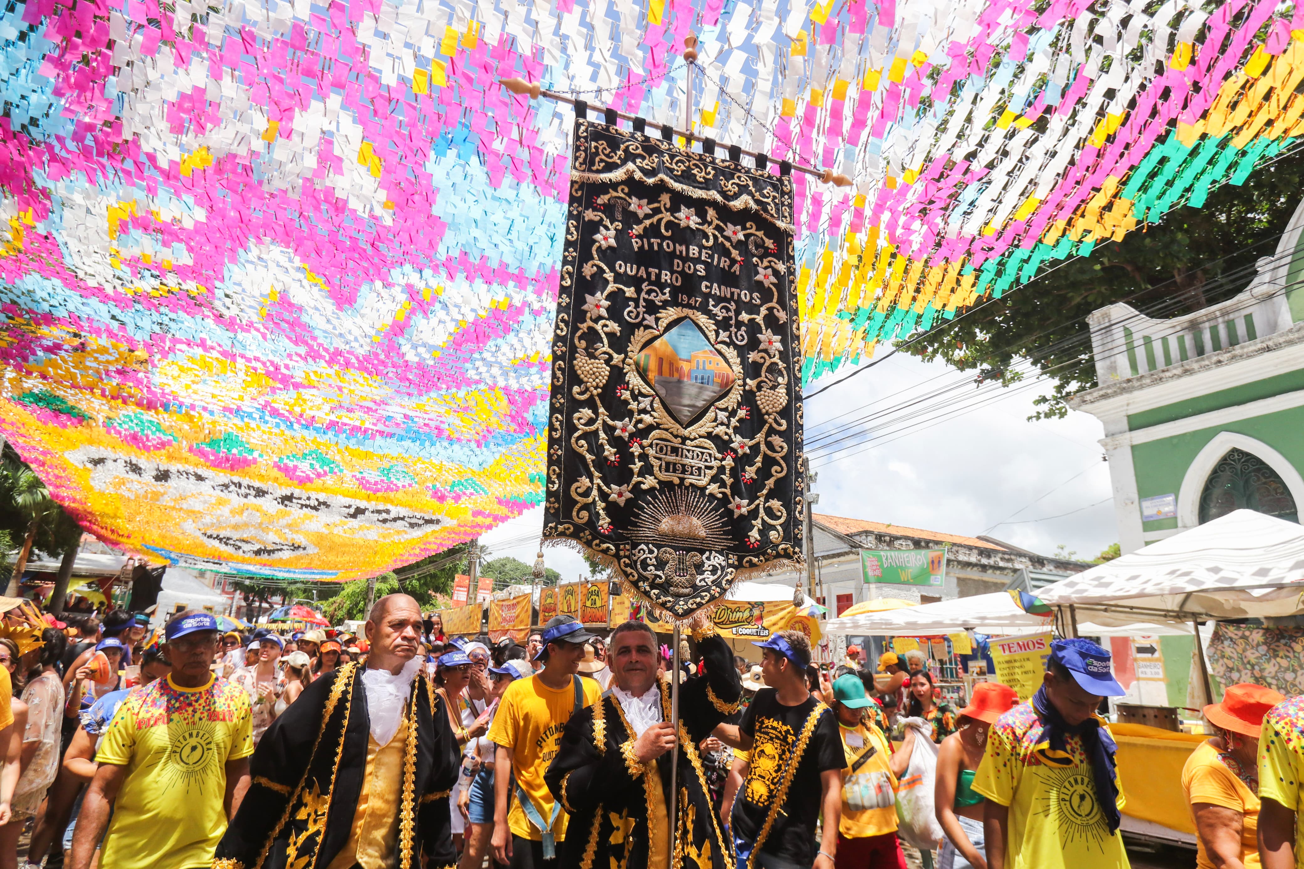 O colorido da decoração traça os caminhos em que todos os foliões se encontram e se concentram esperando a saída dos blocos./Foto: Sandy James/ DP Foto O colorido da decoração traça os caminhos em que todos os foliões se encontram e se concentram esperando a saída dos blocos./Foto: Sandy James/ DP Foto