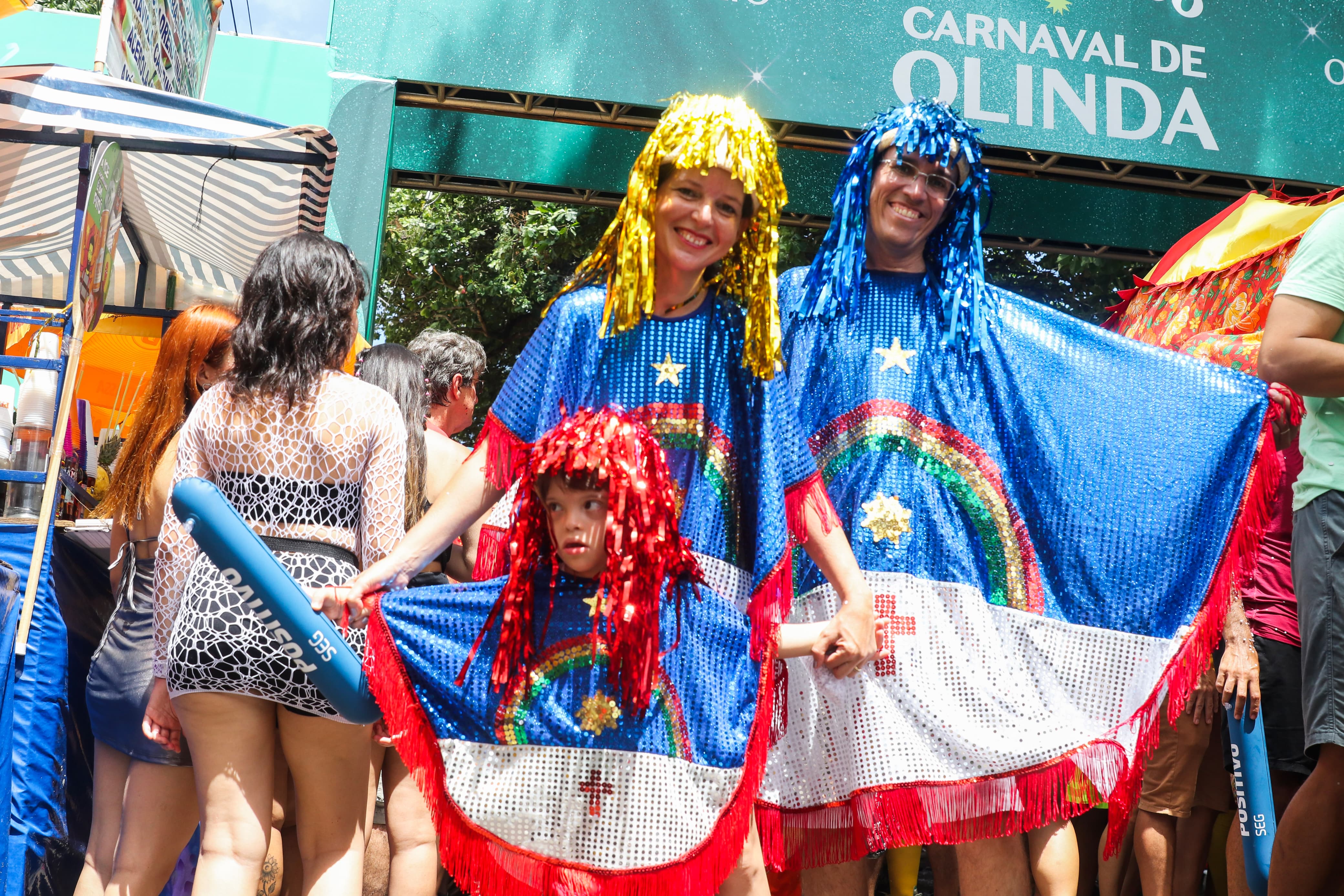 Michelle Sales, Wagner Acampora e o filho do casal, Tom Salles de seis anos. A família sempre brinca carnaval.