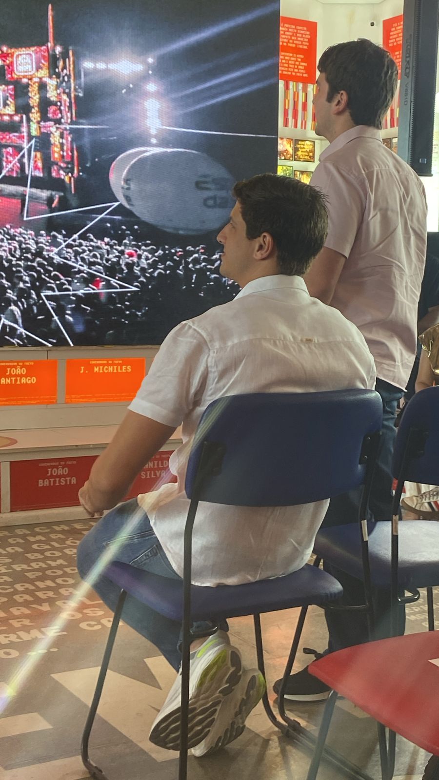 Prefeito João Campos apareceu sem o cabelo "nevado"