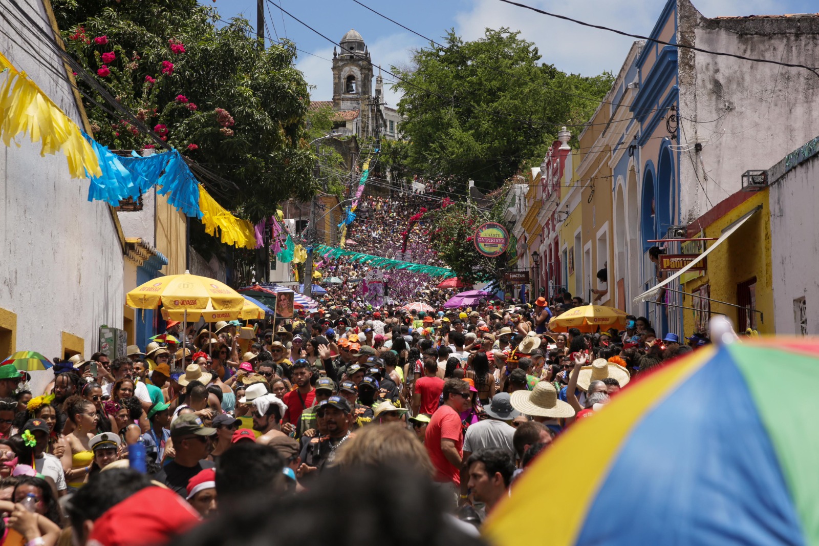 Ainda tem bloco subindo ladeira em Olinda, mesmo na Quarta de Cinzas/Foto: Rafael Vieira/DP