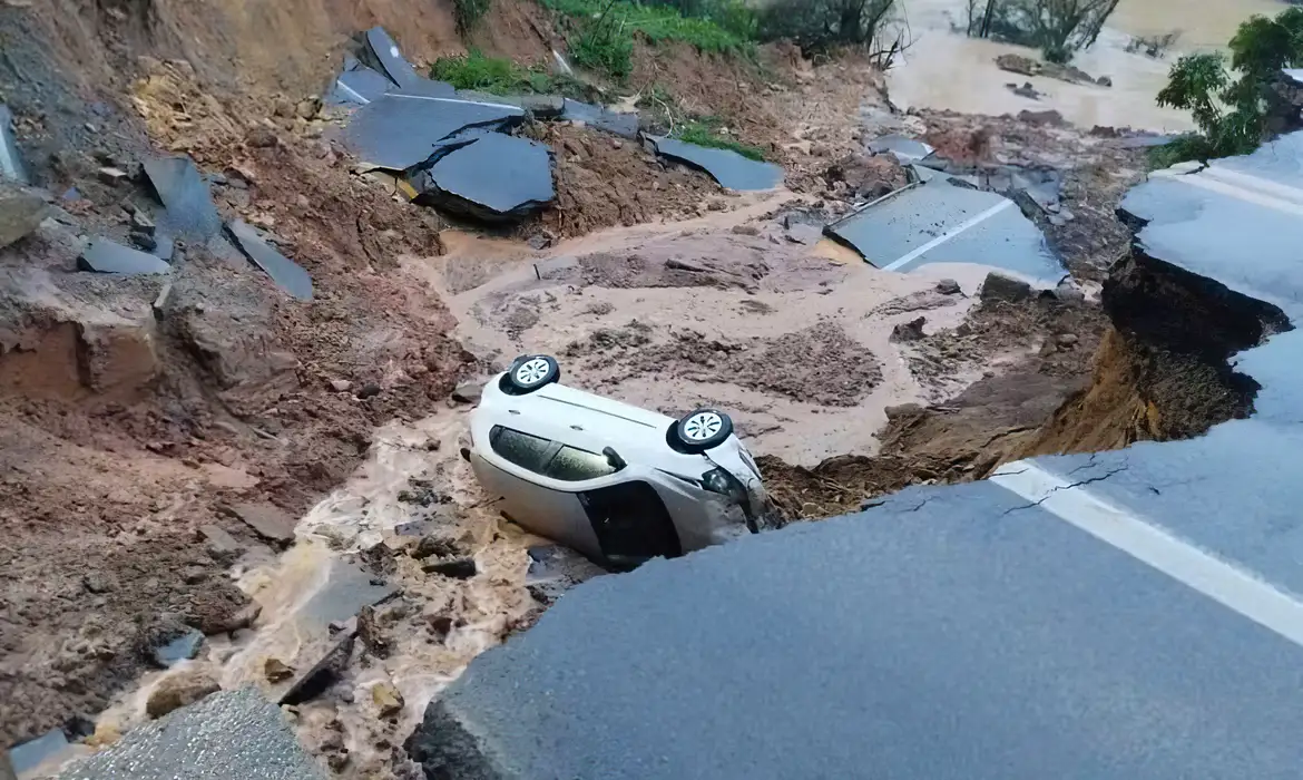 Um carro com um casal caiu na cratera, mas ambos foram atendidos "sem ferimentos e com sinais vitais estáveis"/foto: Corpo de Bombeiros/Divulgação Um carro com um casal caiu na cratera, mas ambos foram atendidos "sem ferimentos e com sinais vitais estáveis"/foto: Corpo de Bombeiros/Divulgação