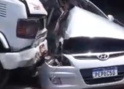 O carro ficou completamente destruído/Foto: Reprodução/Redes sociais O carro ficou completamente destruído/Foto: Reprodução/Redes sociais