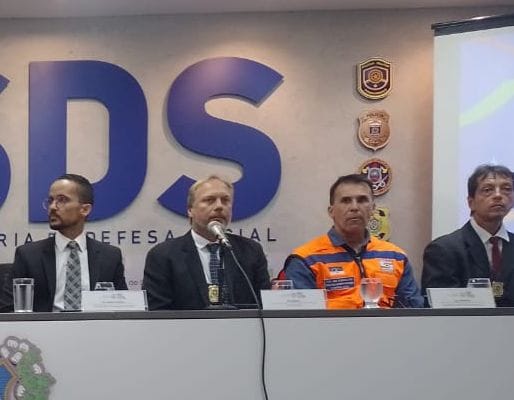 O chefe da Polícia Civil, delegado Renato Rocha (centro), destacou que a polícia está de posse de imagens que podem ajudar a identificar o suspeito de cometer o crime 