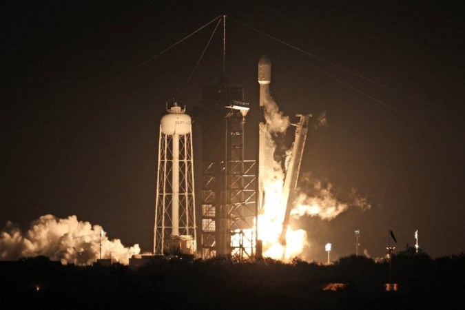 Um foguete SpaceX Falcon 9 decola da plataforma de lançamento LC-39A no Centro Espacial Kennedy/foto: GREGG NEWTON / AFP