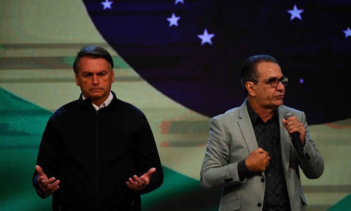 Ex-presidente Jair Bolsonaro (PL) recebe apoio incondicional do pastor Silas Malafaia/foto: MAURO PIMENTEL / AFP Ex-presidente Jair Bolsonaro (PL) recebe apoio incondicional do pastor Silas Malafaia/foto: MAURO PIMENTEL / AFP