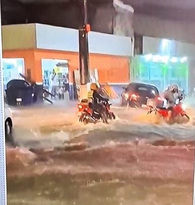 Rua de garanhuns virou um rio com "correnteza"/Foto: Redes Sociais Rua de garanhuns virou um rio com "correnteza"/Foto: Redes Sociais