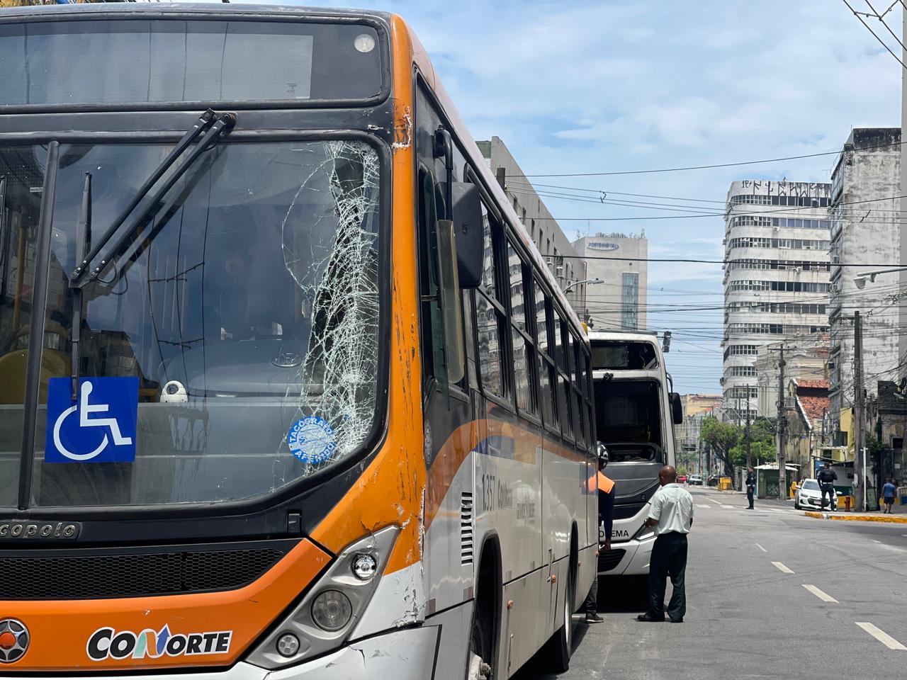 Dois ônibus bateram no Centro do Recife/Foto: Romulo Chico/DP Dois ônibus bateram no Centro do Recife/Foto: Romulo Chico/DP