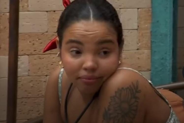 Sister chorou ao relembrar da mágoa que sente pelo pai/foto: Reprodução/Globoplay Sister chorou ao relembrar da mágoa que sente pelo pai/foto: Reprodução/Globoplay