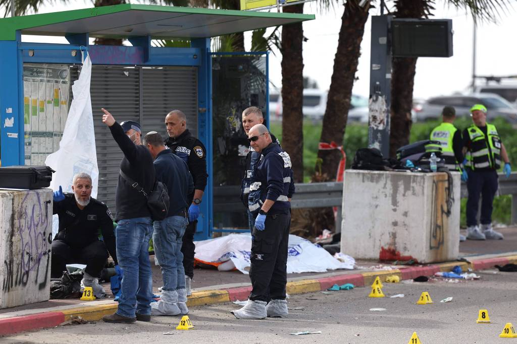 Outras quatro pessoas que estavam no ponto de ônibus ficaram feridas/foto: Ahmad Gharabli/AFP Outras quatro pessoas que estavam no ponto de ônibus ficaram feridas/foto: Ahmad Gharabli/AFP