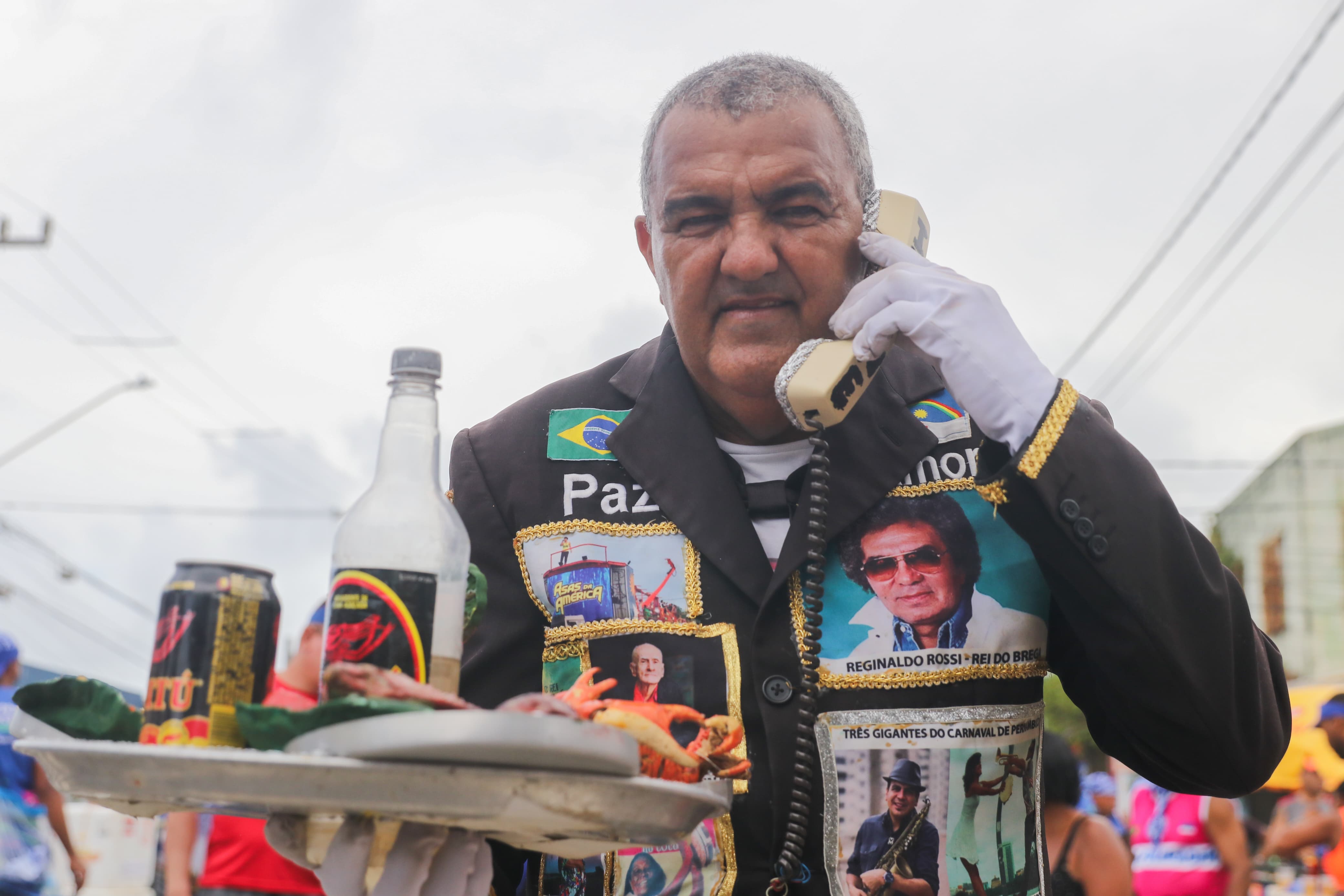 Seu Severino presta homenagem ao gar&ccedil;om, original da m&uacute;sica antol&oacute;gica de Reginaldo Rossi./Sandy James / DP Foto