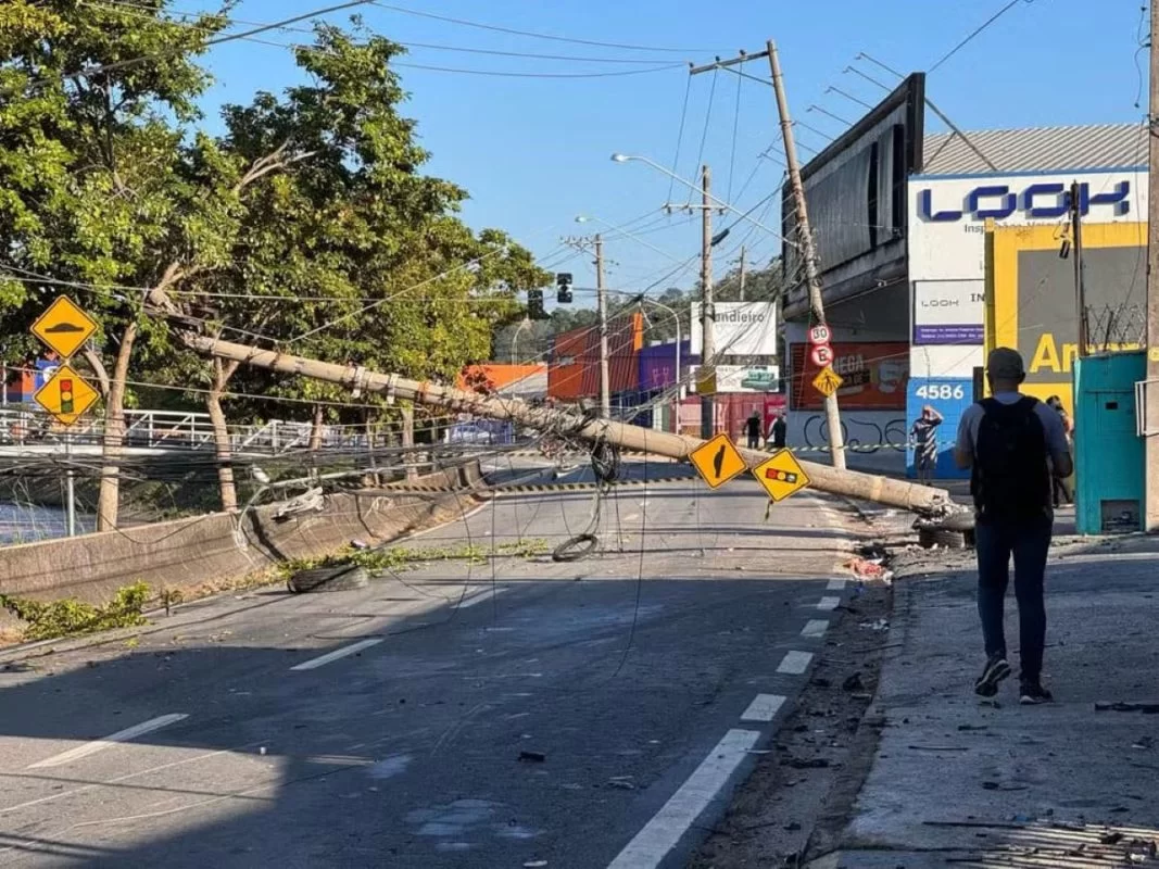 Poste ficou atravessado depois da colisão da Porshe