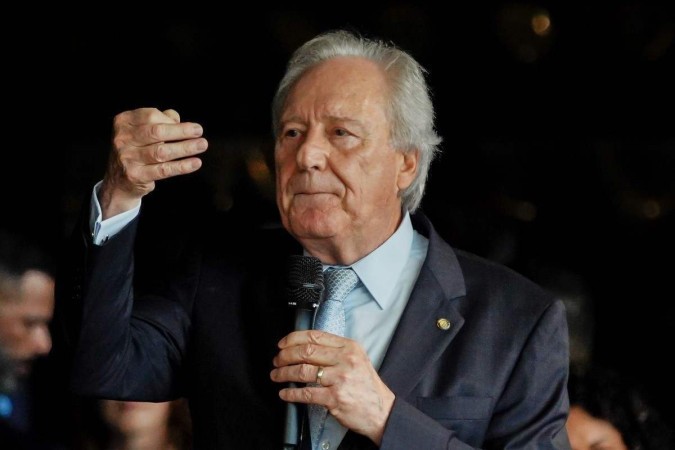 O novo ministro da Justiça e Segurança Pública, Ricardo Lewandowski, recebe o cargo do antecessor na pasta, Flávio Dino, em cerimônia no Salão Negro do ministério/foto: Rafa Neddermeyer/Agência Brasil O novo ministro da Justiça e Segurança Pública, Ricardo Lewandowski, recebe o cargo do antecessor na pasta, Flávio Dino, em cerimônia no Salão Negro do ministério/foto: Rafa Neddermeyer/Agência Brasil