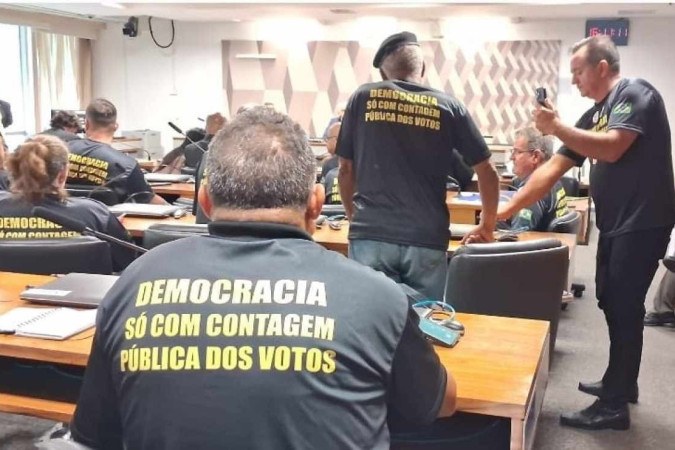 Vestindo camisetas com a inscrição "democracia só com contagem pública dos votos", integrantes dos movimentos conservadores se reuniram com parlamentares aliados do ex-presidente/foto: Evandro Éboli/CB/DA.Press