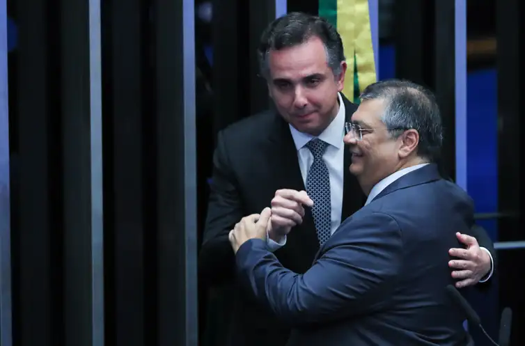 Flávio Dino  é cumprimentado pelo presidente do Senado, Rodrigo Pacheco/foto: Lula Marques/ Agência Brasil