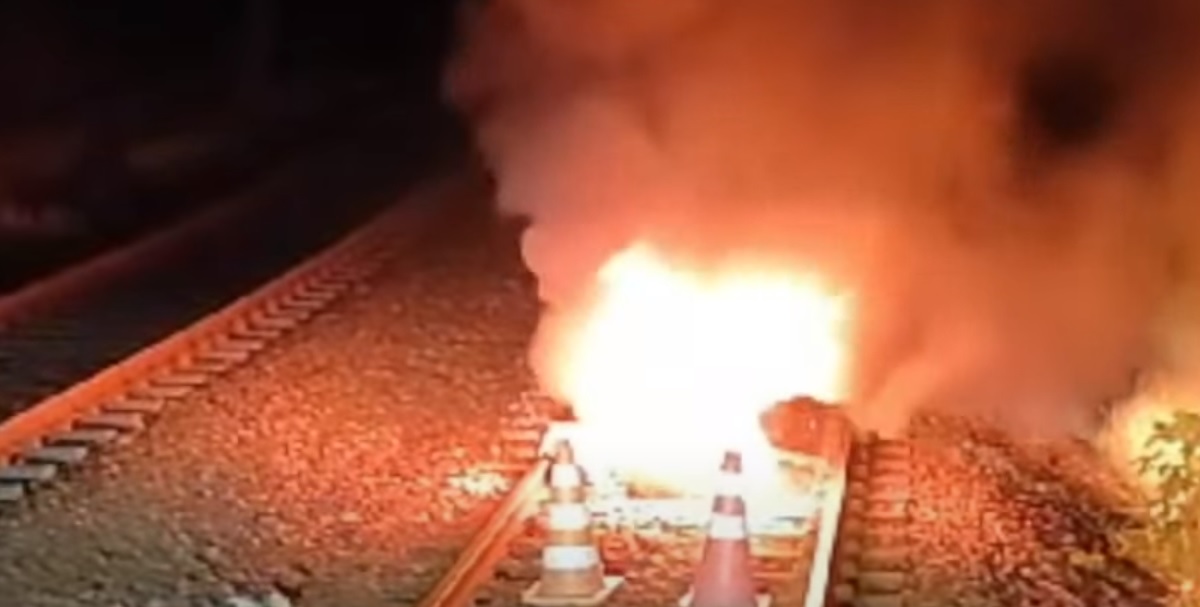 Cones de trãnsito e entulhos foram colocados sobre os trilhos e incendiados/Foto: Redes Sociais