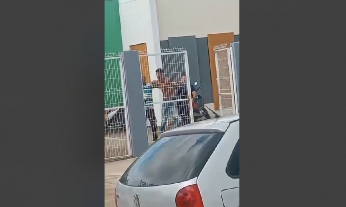 Homem que invadiu escola é preso pelos policiais/foto: Redes Sociais/Divulgação