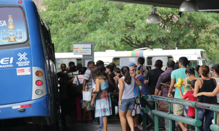Passageiros que usam ônibus no Grande Recife todos os dias vão ficar sabendo, na quinta (22), o novo valor da passagem/Foto: Arquivo/DP Passageiros que usam ônibus no Grande Recife todos os dias vão ficar sabendo, na quinta (22), o novo valor da passagem/Foto: Arquivo/DP