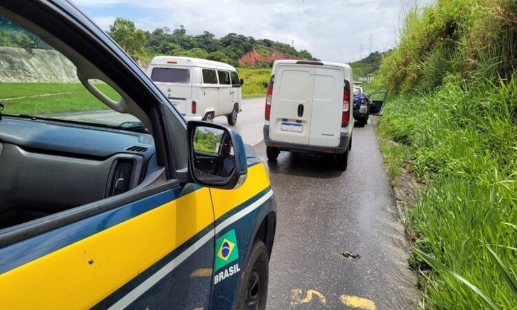 Após encostar o furgão no acostamento, o motorista abandonou o veículo e fugiu para uma área de mata/Foto: Divulgação/PRF Após encostar o furgão no acostamento, o motorista abandonou o veículo e fugiu para uma área de mata/Foto: Divulgação/PRF