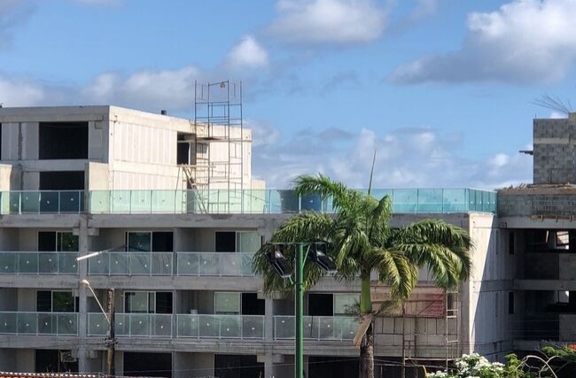O Condomínio Beach Flat Serrambi é da construtora Max Plural e prevê a construção de 99 unidades habitacionais, além de área comercial/Foto: Reprodução/Whatsapp O Condomínio Beach Flat Serrambi é da construtora Max Plural e prevê a construção de 99 unidades habitacionais, além de área comercial/Foto: Reprodução/Whatsapp