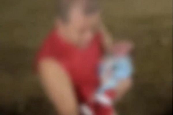 Homem enmcontrou bebê na rua dentro de bolsa/Foto: Reprodução/Redes Sociais Homem enmcontrou bebê na rua dentro de bolsa/Foto: Reprodução/Redes Sociais