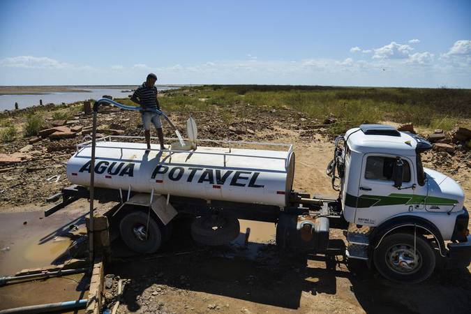 Carro-pipa é fundamental para moradores de algumas áreas de Pernambuco/Marcello Casal Jr/Agência Brasil Carro-pipa é fundamental para moradores de algumas áreas de Pernambuco/Marcello Casal Jr/Agência Brasil