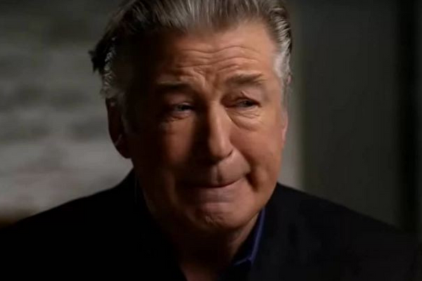 O ator Alec Baldwin disparou uma arma cenográfica que matou a diretora de fotografia Halyna Hutchins/Crédito: Reprodução O ator Alec Baldwin disparou uma arma cenográfica que matou a diretora de fotografia Halyna Hutchins/Crédito: Reprodução