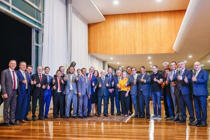 Lula recebe lideranças partidárias da Câmara no Alvorada, entre elas o presidente da Casa, Arthur Lira (PP-AL)/foto: Ricardo Stuckert/PR Lula recebe lideranças partidárias da Câmara no Alvorada, entre elas o presidente da Casa, Arthur Lira (PP-AL)/foto: Ricardo Stuckert/PR