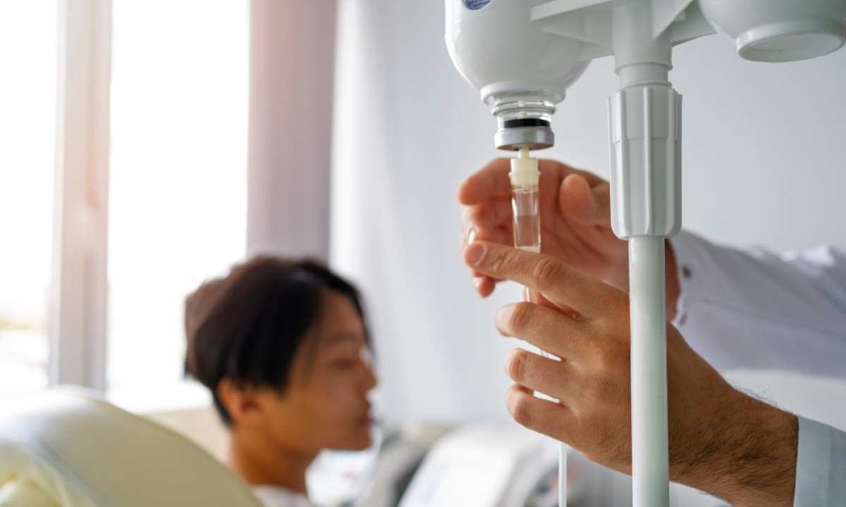 Engana-se quem acha que o soro caseiro de uso oral, feito com água, açúcar e sal, pode substituir o soro hospitalar, que é um dos mais importantes medicamentos/foto: Freepik Engana-se quem acha que o soro caseiro de uso oral, feito com água, açúcar e sal, pode substituir o soro hospitalar, que é um dos mais importantes medicamentos/foto: Freepik