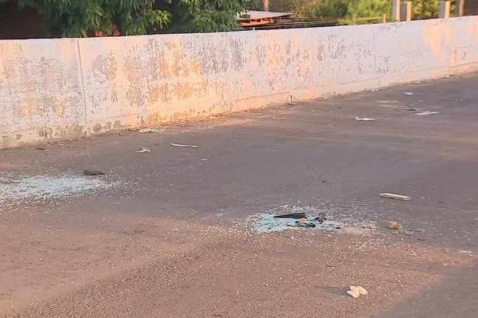 A rua em que aconteceu o crime ficou com marcas das agressões/foto: RBS TV/Reprodução A rua em que aconteceu o crime ficou com marcas das agressões/foto: RBS TV/Reprodução