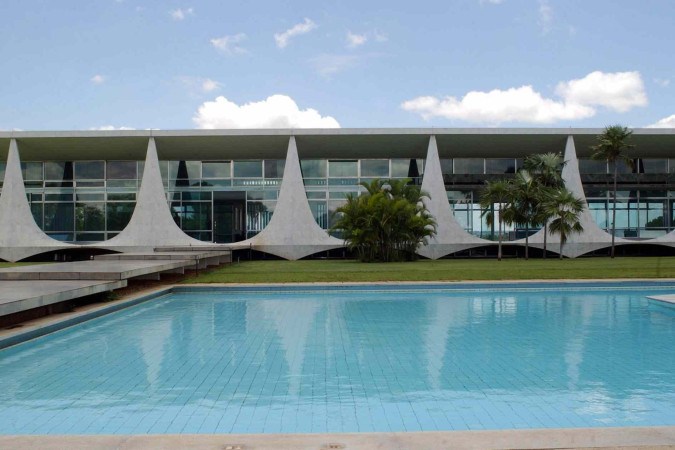 Espelho d'agua e a fachada do Palácio da Alvorada, residência oficial do presidente da República