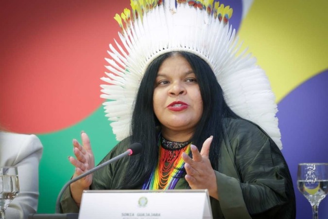 Ministra Sonia Guajajara em coletiva de imprensa para anúncio de medidas do governo federal para a terra indígena Yanomami/foto: Walterson Rosa/Ministério da Saúde Ministra Sonia Guajajara em coletiva de imprensa para anúncio de medidas do governo federal para a terra indígena Yanomami/foto: Walterson Rosa/Ministério da Saúde