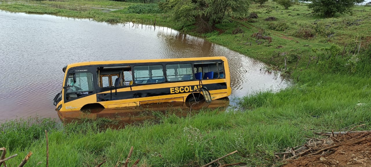 O ônibus caiu em uma ribanceira no Sertão/Foto: Corpo de Bombeiros O ônibus caiu em uma ribanceira no Sertão/Foto: Corpo de Bombeiros