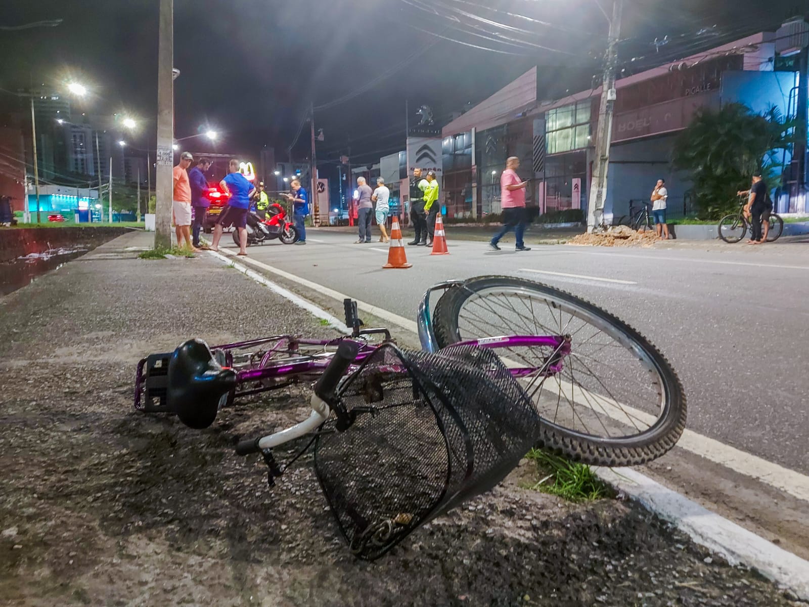 A ciclista foi levada para o Hospital da Restauração, no Recife/Foto: Adelmo Lucena/DP