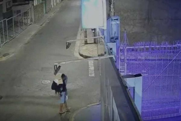 Já preso preventivamente, acusado foi flagrado por câmeras de segurança levando a vítima nos ombros/Crédito: Redes Sociais / Reprodução Já preso preventivamente, acusado foi flagrado por câmeras de segurança levando a vítima nos ombros/Crédito: Redes Sociais / Reprodução