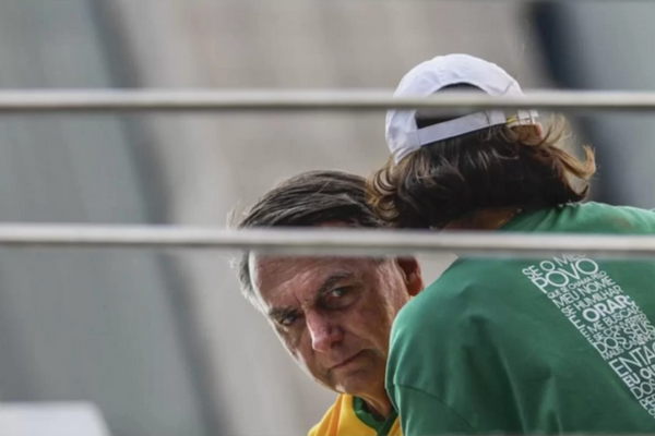 O entorno de Bolsonaro tenta coletar 100 assinaturas/Crédito: Marcelo Cello/ especial para Metrópoles O entorno de Bolsonaro tenta coletar 100 assinaturas/Crédito: Marcelo Cello/ especial para Metrópoles