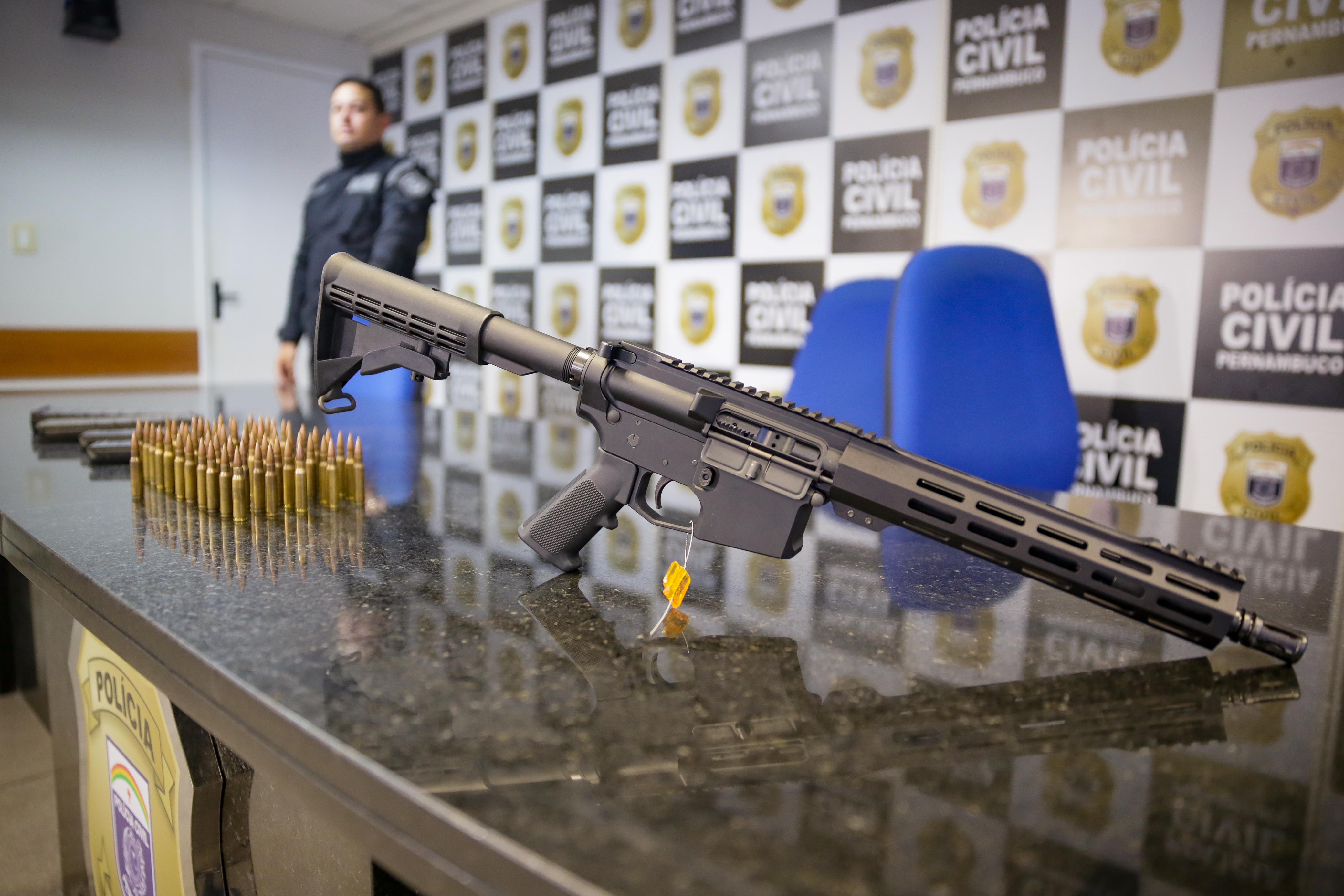 Fuzil de uso restrito das Forças Armadas foi apreendido em Itamaracá/Foto: Rafael Vieira