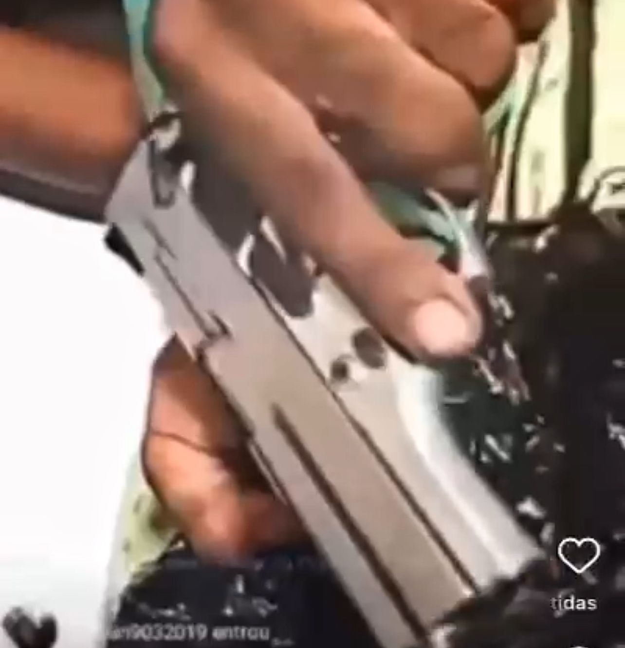Pistola inox é apresentada na live/Foto: reprdoução/ Redes Sociais